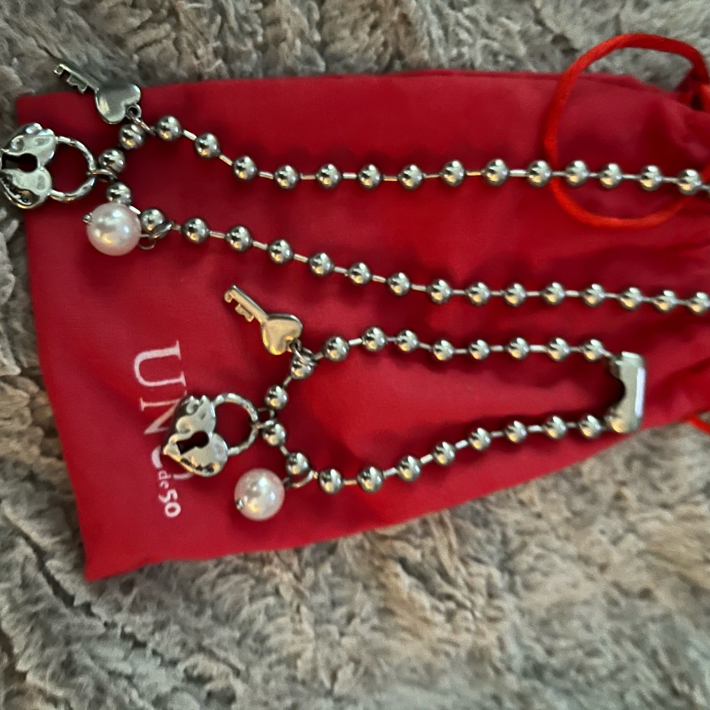 Namebrand purses also have a necklace that with matching earrings